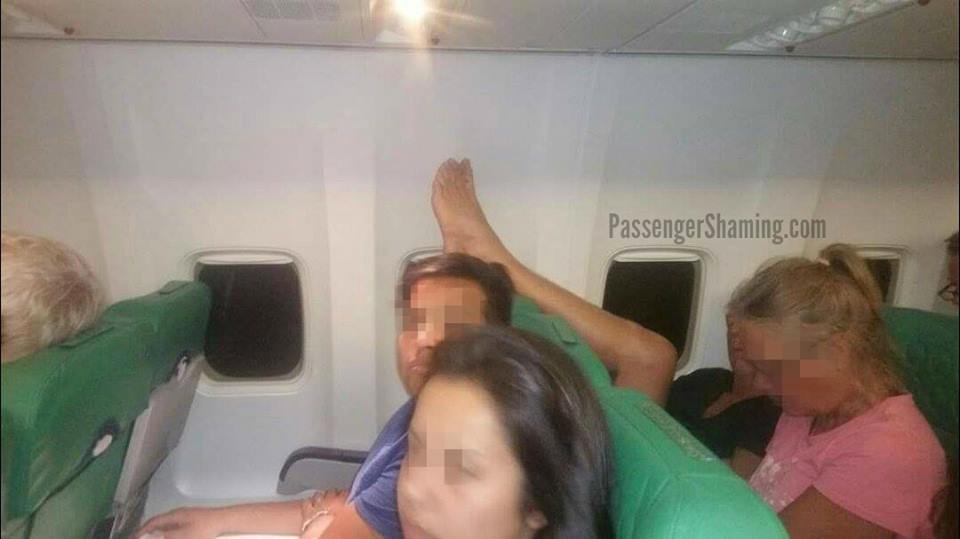 Le foto dei peggiori passeggeri in aereo