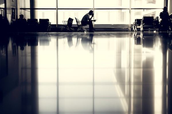 L’attesa in aeroporto - L’importanza dei diritti dei passeggeri aerei