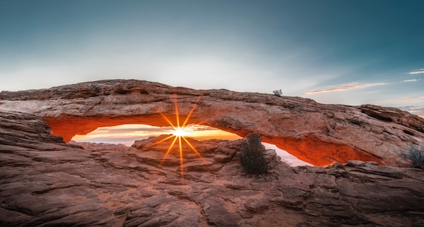 lightweight-backpacking-mesa-arch-utah