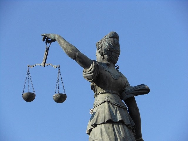 Air Passenger Rights: statue of woman holding scales of justice