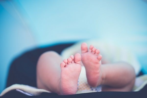 pés de um bebé