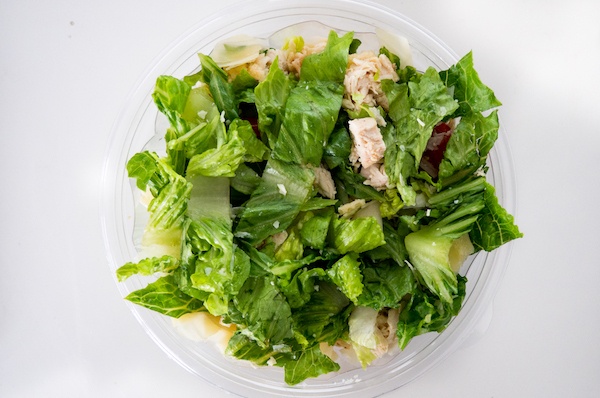 Salada caseira picada numa tigela