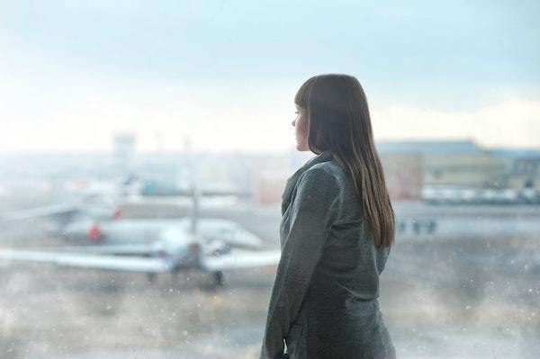 Mujer esperando un avión