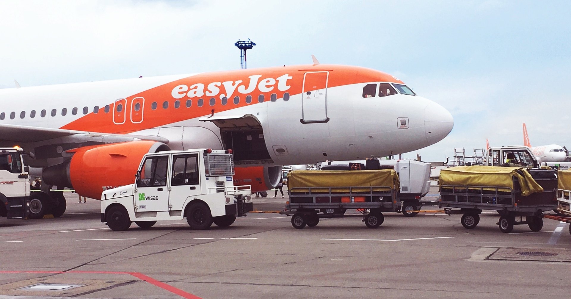 easyjet Avion cu jet ușor pe uscat
