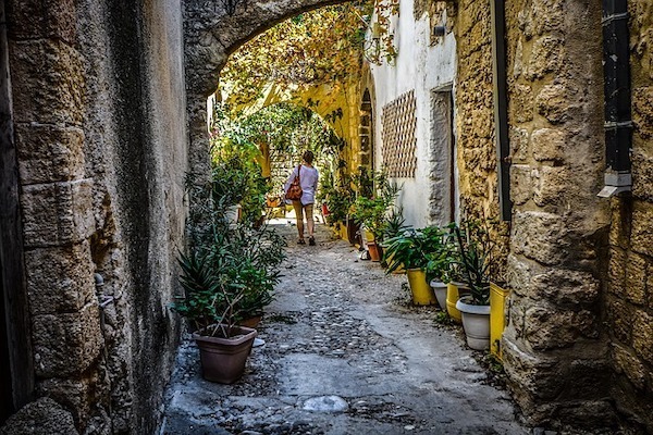 Solo travelling woman on street