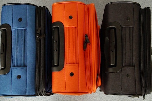 Tres maletas colocadas en fila